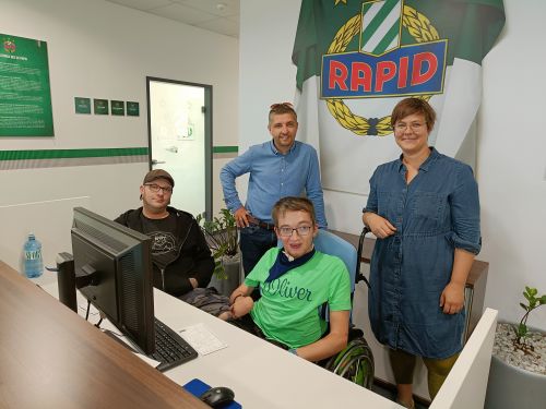 Herr Grabenweger im Rollstuhl an seinem Arbeitsplatz beim SK Rapid Wien © Jugend am Werk