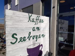 Eingangsschild zum Cafe am Seebogen © Jugend am Werk