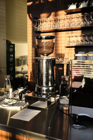 Kaffeemaschine im Cafe am Seebogen © Attila Izmir