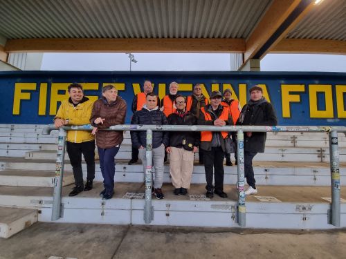 Gruppenfoto der Buddys auf der Tribüne der Vienna © Jugend am Werk