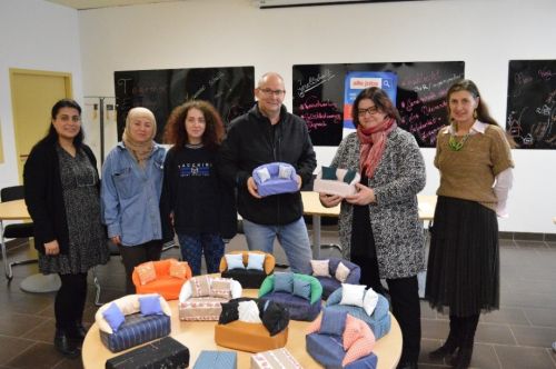 Gruppenbild mit den gefertigten Taschentuchboxen © Jugend am Werk