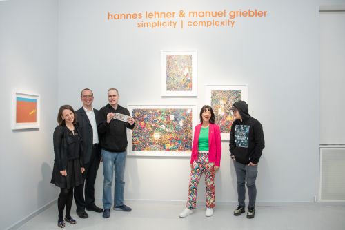 Hannes Lehner und Manuel Griebler mit Galerieinhaberin Nina Katschnig und Gästen von Jugend am Werk © Philipp Parfuss