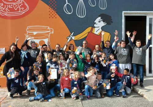 Gruppenbild mit Schüler:innen beim Sensorik-Labor am Wiener Großgrünmarkt © Jugend am Werk