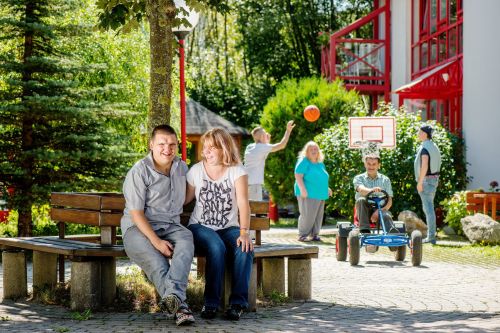 Bewohnerinnen und Bewohner im Hof Wohnhaus Hochstraße © Kollektiv Fischka/fischka.com