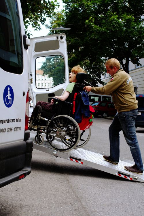Fahrer schiebt Rollstuhlfahrerin über eine Rampe in einen Bus © Kollekti Fischka/fischka.com
