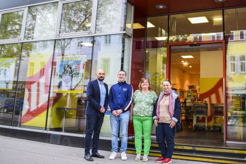 Foto vor dem EIngang zum Billa-Markt in Wien 20: Auf dem Foto zu sehen: von links nach rechts: Hr. Dinic (Vertriebsmanagement), Hr. M. , Fr. Tury (Marktmanagerin), Fr. Wegscheider (Berufsausbildungsassistenz NEBA – erster Arbeitsmarkt) © Jugend am Werk