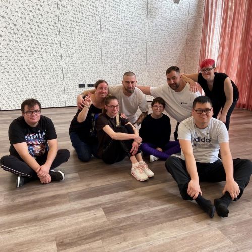 Gruppenbild vom Tanzworkshop in Lillis Ballroom © Jugend am Werk