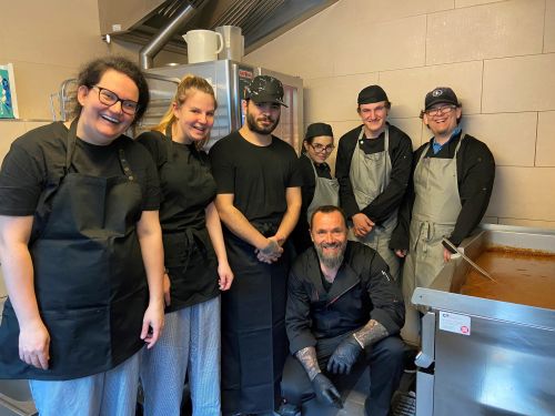 Gruppenfoto der Teilnehmer:innen in der Küche der Gruft © Jugend am Werk