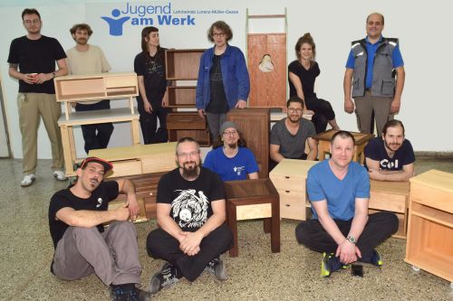 Gruppenfoto Facharbeiterinnen-Intensivausbildung Tischlerei mit ihren Gruppenarbeiten, Juni 2023 © Jugend am Werk