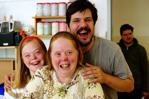 zwei Frauen und ein Mann lachen gemeinsam © Kollektiv Fischka/fischka.com