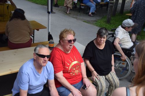 Sommerfest Hochstraße 2023, Gäste auf der Heurigenbank © Jugend am Werk