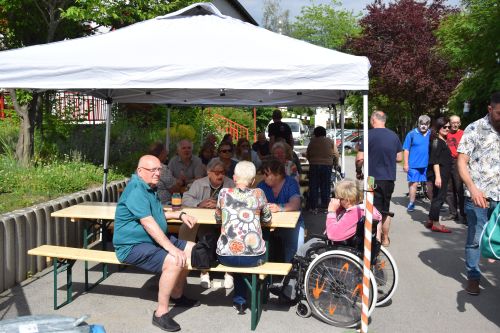 Sommerfest Hochstraße 2023, Gäste in den Zelten © Jugend am Werk