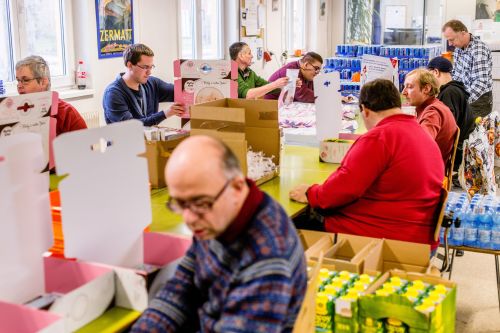 Mutter-Kind-Boxen werden in einer Arbeitsgruppe bestückt. © Kollektiv Fischka/fischka.com