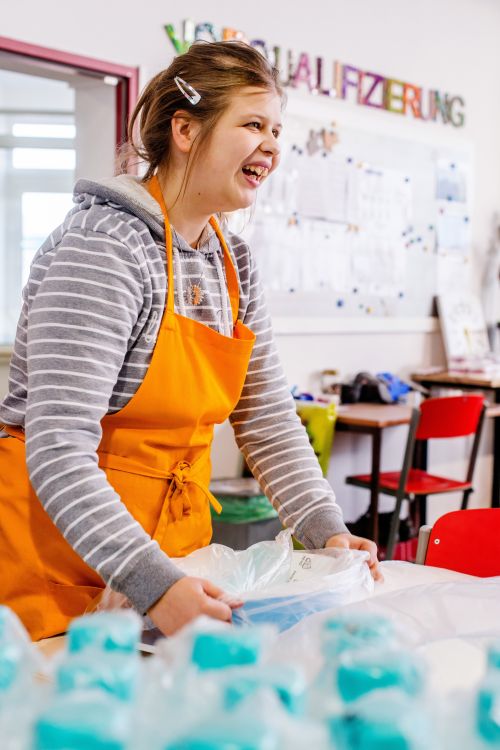 Frau verpackt Plastikschüsseln © Kollektiv Fischka/fischka.com