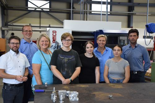 AMS-Landesgeschäftsführerin Helene Sengstbratl und Geschäftsführerin Brigitte Gottschall mit drei jungen Frauen der #techgirls Initiative © AMS Burgenland