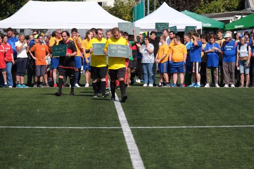 Drei Spieler marschieren beim Fairnesscup 2023 zur Mittelauflage © Robert Edinger