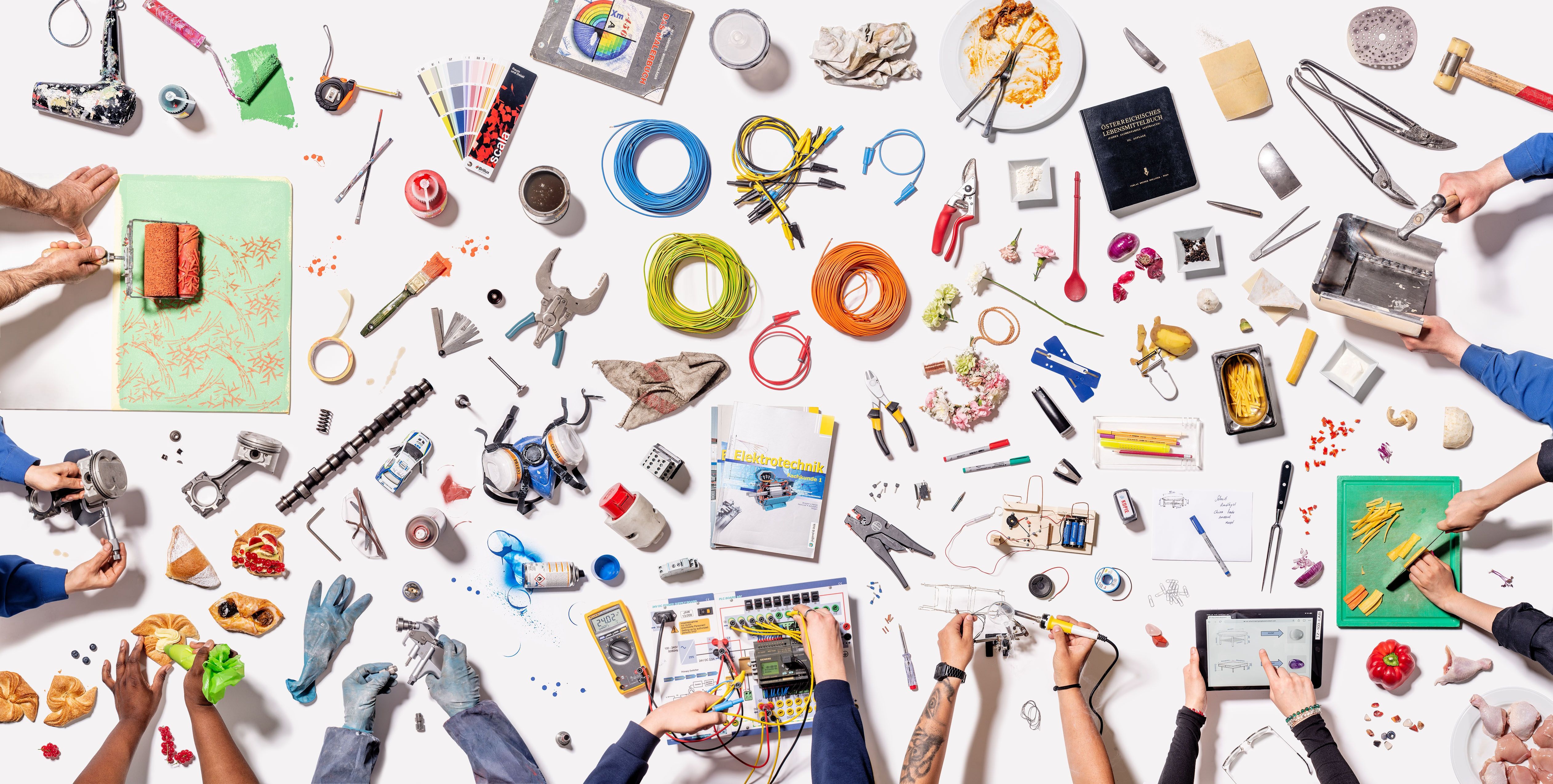 Collage aus Fotos mit Werkzeugen und arbeitenden Händen in der Berufsausbildung © Kollektiv Fischka/fischka.com