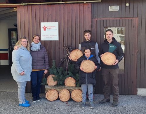 Gruppenbild mit der Gartengruppe und den gespendeten Baumscheiben © Jugend am Werk