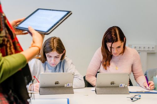 Teilnehmerinnen arbeiten am Computer © Kollektiv Fischka/fischka.com