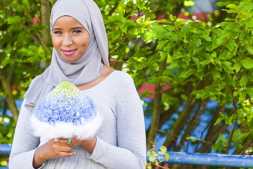 Teilnehmerin Floristik mit Kopftuch hält einen Brautstrauß © Jugend am Werk Teilnehmerin Floristik mit Kopftuch hält einen Brautstrauß © Jugend am Werk