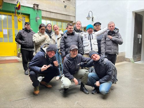 Gruppenfoto der Praktikant:innen beim Verein M.U.T. © Jugend am Werk