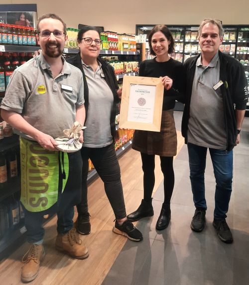 Auszeichnung Partnerbetrieb Denns Biomarkt Filiale Gewerbepark Stadlau © Jugend am Werk