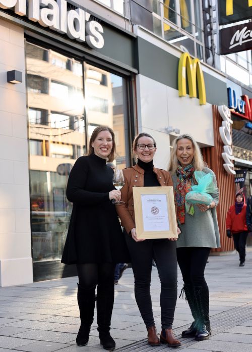 Übergabe Partnerurkunde an McDonalds, Filiale Mariahilfer Straße 65 © Jugend am Werk