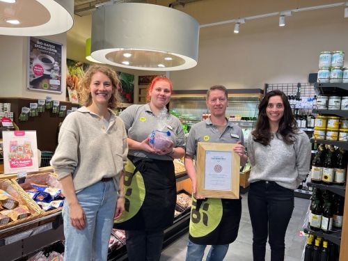 Übergabe Urkunde an Partnerbetrieb Denns Biomarkt, Filiale Kaiserstraße © Jugend am Werk