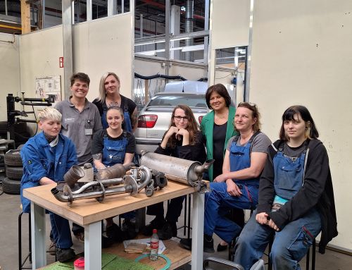 AK-Präsidentin Anderl in einer Gruppe von Frauen in der KFZ-Ausbildung © Jugend am Werk