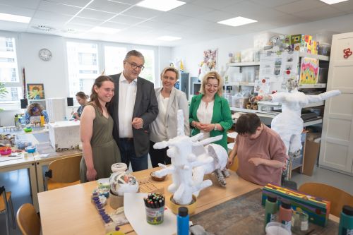 Sozialstadtrat Hacker, FSW-Geschäftsführerin Anita Bauer und JaW-Geschäftsführerin Brigitte Gottschall in der Kreativgruppe bei ALPHA © David Bohmann/PID