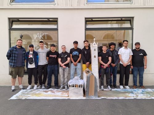 Gruppenfoto mit Lehrlingen vor dem Dom Museum Wien © Jugend am Werk