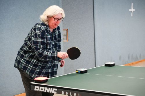 Teilnehmerin übt mit Reaction Pads Tischtennis-Bewegungen © Jugend am Werk