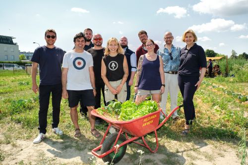 Gruppenfoto der Projektpartner:innen am Acker, Juni 2024 © Attila Izmir