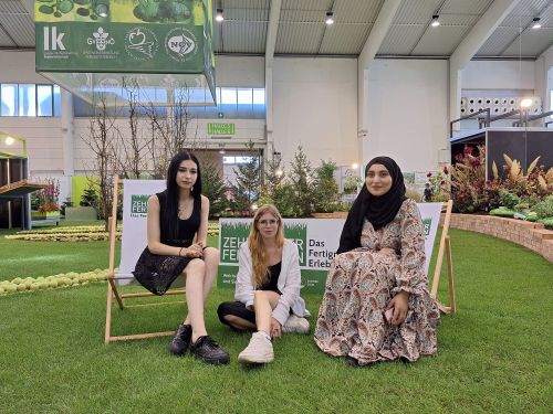 Gruppenfoto mit den drei Floristinnen auf der Gartenbaumesse © Jugend am Werk