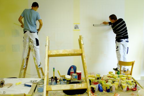 Zwei Maler auf Leitern vor einer Wand © Kollektiv Fischka/fischka.com