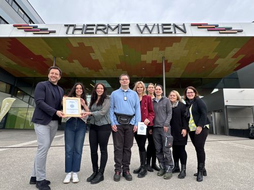 Gruppenbild Auszeichnung Partnerbetrieb 2025, Therme Wien © Jugend am Werk