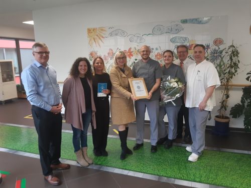 Gruppenbild Auszeichnung Partnerbetrieb 2025, Pflege- und Betreuungszentrum Mödling © Jugend am Werk