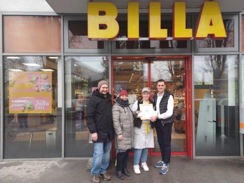 Gruppenfoto mit Auszeichnung Partnerbetrieb 2025, Billa-Filiale Bunsengasse © Jugend am Werk