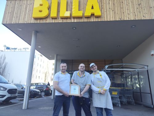 Gruppenfoto mit Auszeichnung Partnerbetrieb 2025, Billa-Filiale Franzosengraben © Jugend am Werk