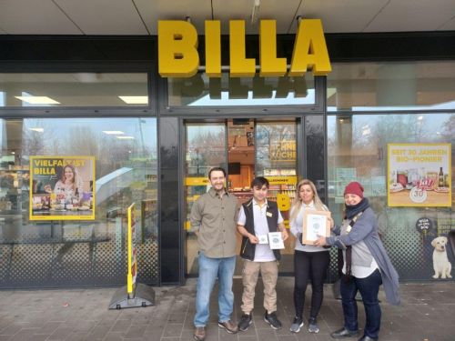 Gruppenfoto mit Auszeichnung Partnerbetrieb 2025, Billa-Filiale Koloniestraße © Jugend am Werk