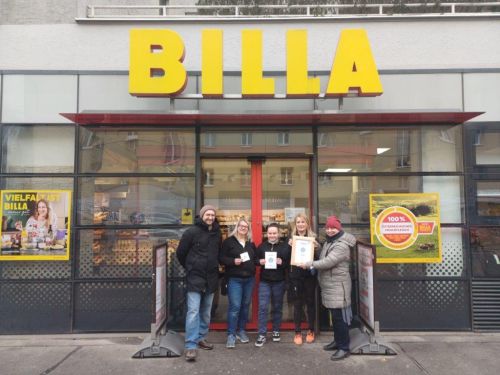 Gruppenfoto mit Auszeichnung Partnerbetrieb 2025, Billa-Filiale Prager Straße 82-86 © Jugend am Werk