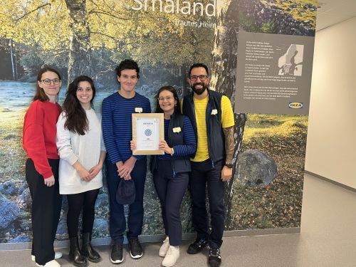 Gruppenfoto mit Auszeichnung Partnerbetrieb 2025, IKEA Wien-Nord © Jugend am Werk