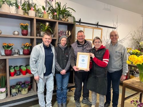Gruppenfoto mit Auszeichnung Partnerbetrieb 2025, Blumenhandwerk Muhr © Jugend am Werk
