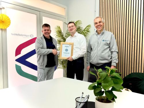 Gruppenfoto mit Auszeichnung Partnerbetrieb 2025, topinstallateur Builtech Group © Jugend am Werk