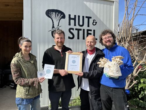 Übergabe Urkunde Partnerbetrieb 2025 an Hut und Stiel © Jugend am Werk
