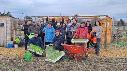 Gruppenfoto am Acker Held:innen am Werk © Jugend am Werk
