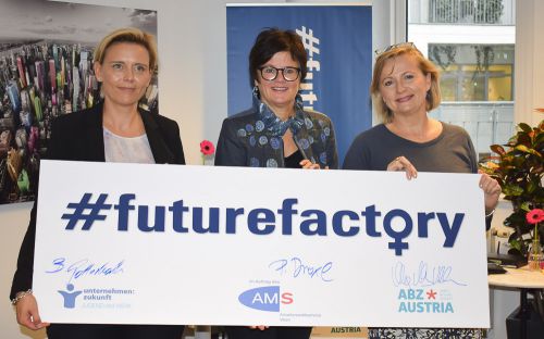 Die drei Geschäftsführerinnen von Jugend am Werk, AMS Wien und abz*austria mit dem Schild futurefactory © Jugend am Werk