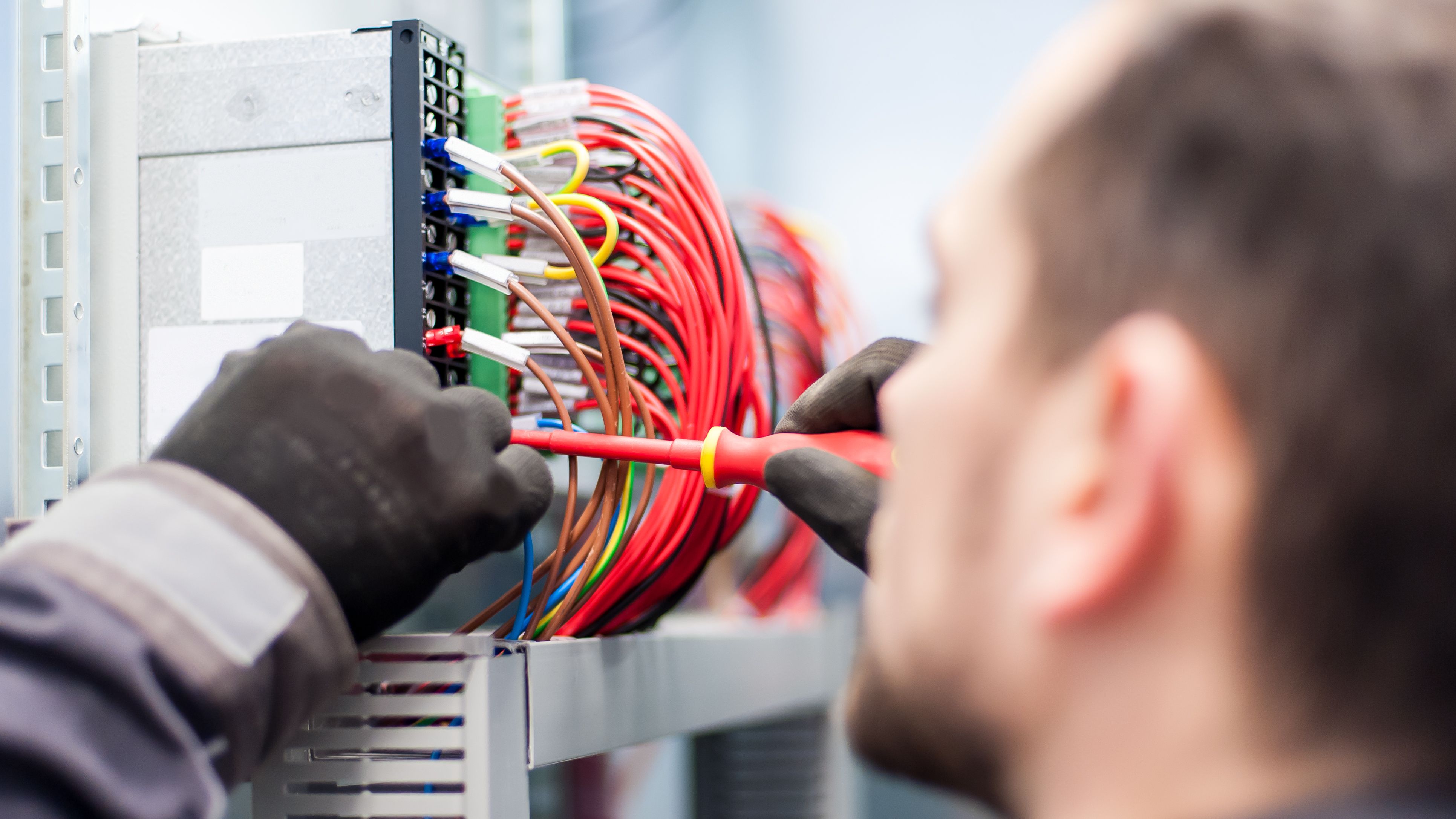 Ausbilder:in im Elektrobereich © Shutterstock