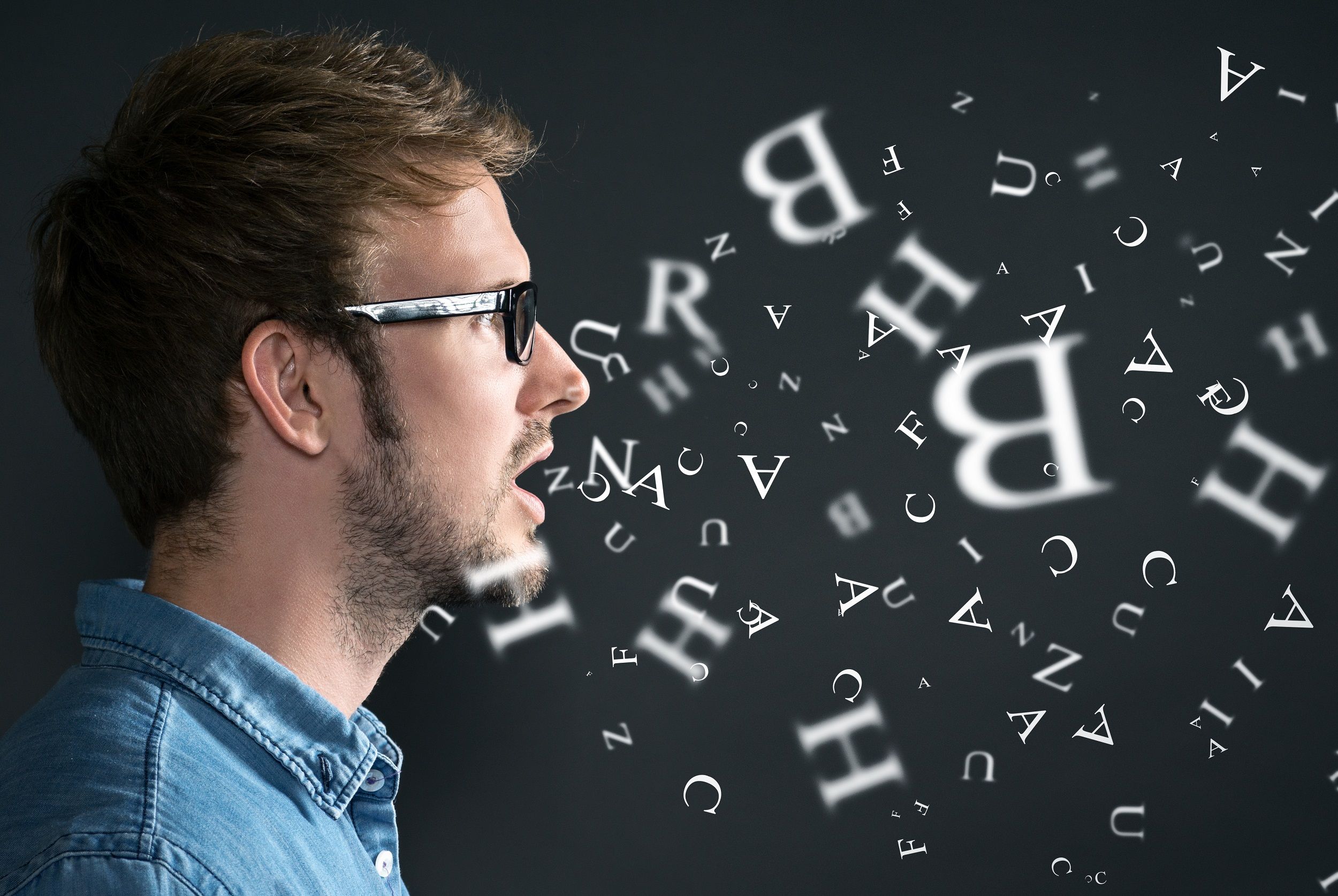Aus dem Mund eines Mannes fliegen Buchstaben © www.shutterstock.com