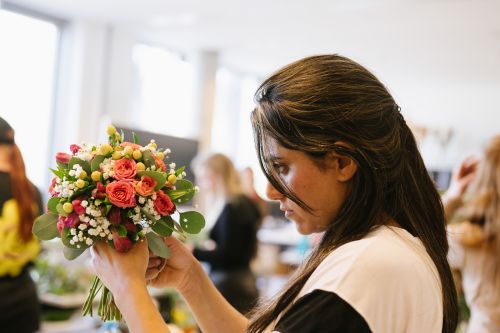 Frau Alramadan beim Binden eines Blumenstraußes © Nikki Harris WKW